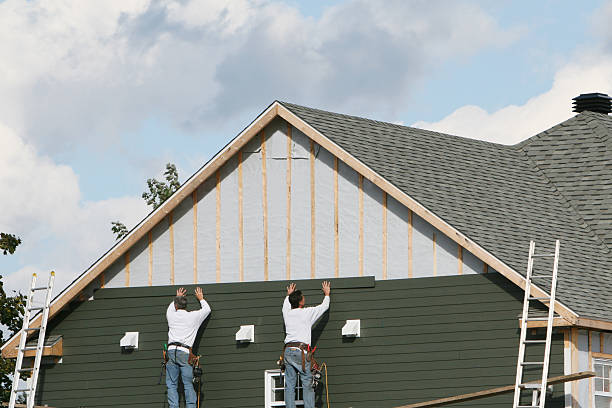 Professional Siding Replacement technician working in New Market, VA
